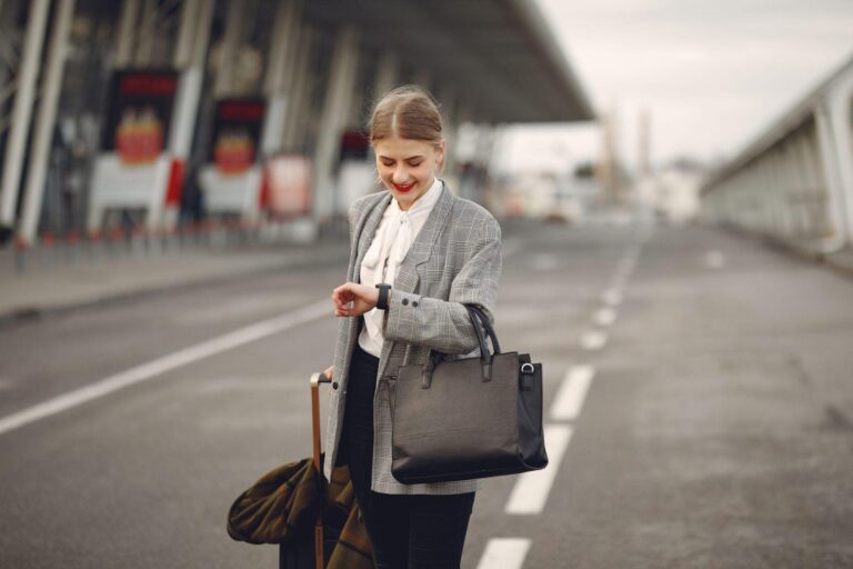 How to Choose and Pack a Handbag for a Weekend Trip
